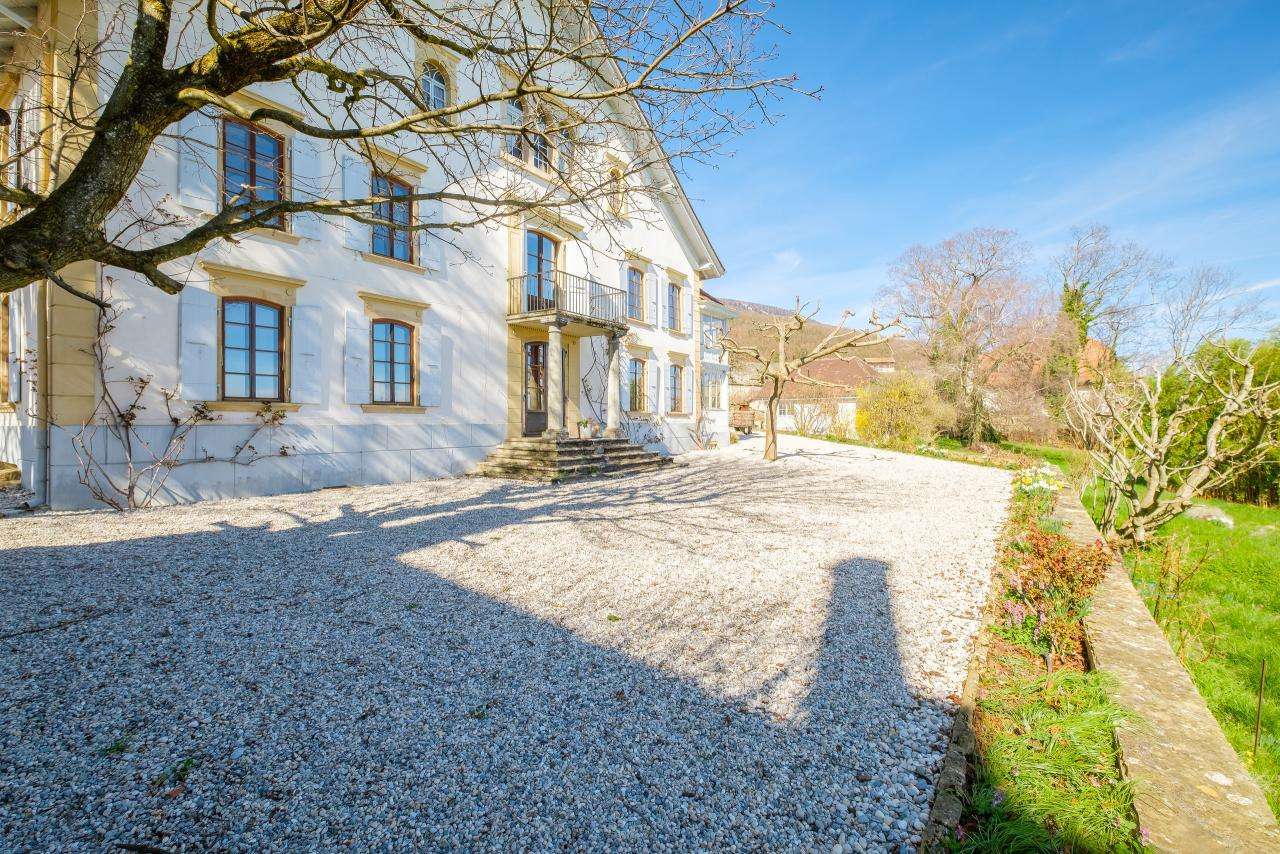 Villa zum Kauf 5.217.368 € 7 Zimmer 600 m²<br/>Wohnfläche 8.000 m²<br/>Grundstück Bonvillars 1427 VD