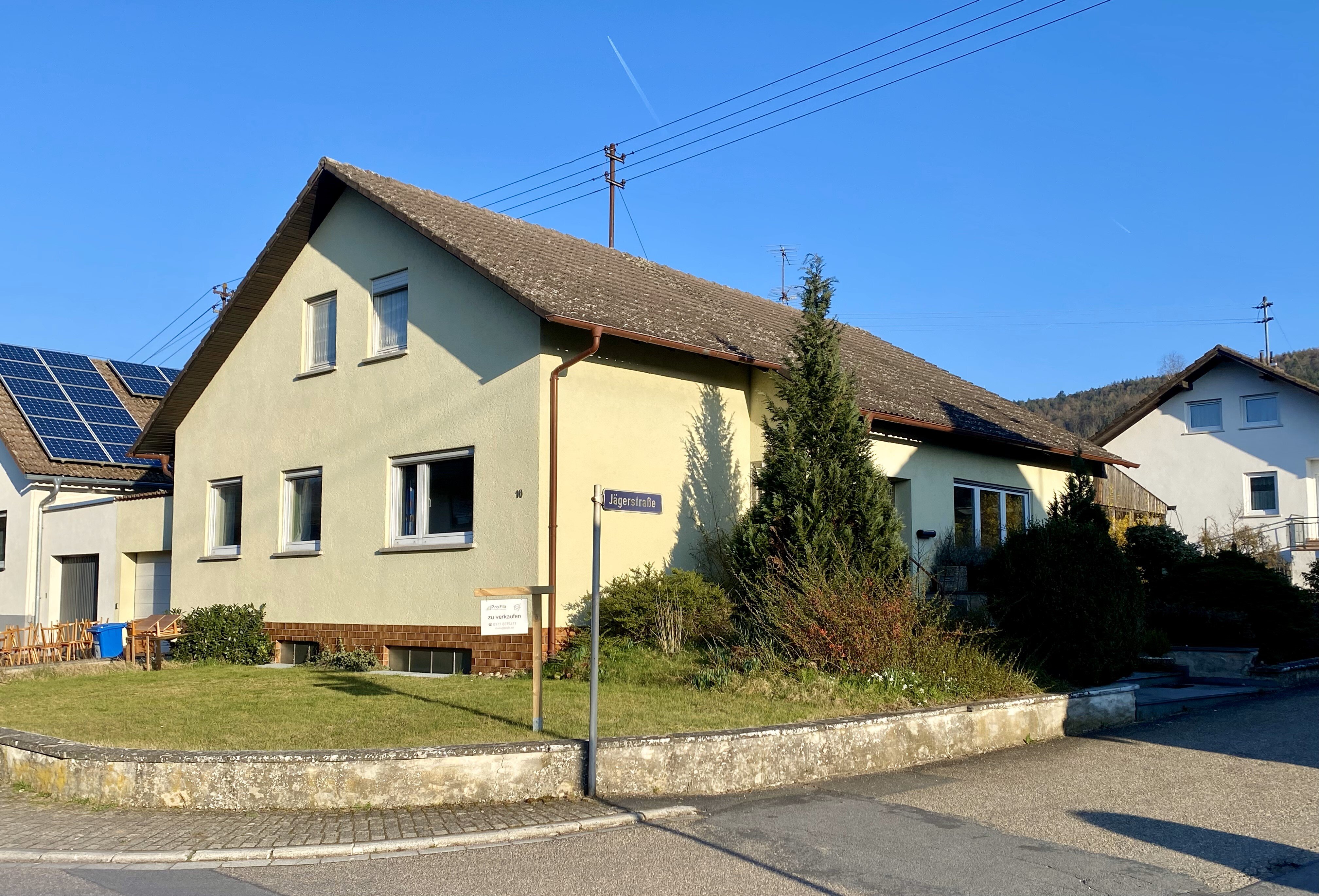 Einfamilienhaus zum Kauf 269.000 € 8 Zimmer 110 m²<br/>Wohnfläche 583 m²<br/>Grundstück ab sofort<br/>Verfügbarkeit Vier-Morgen-Strasse 10 Mondfeld Wertheim 97877