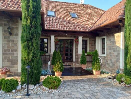 Einfamilienhaus zur Miete 3.800 € 10 Zimmer 500 m² 2.353 m² Grundstück frei ab sofort Zamárdi 8621