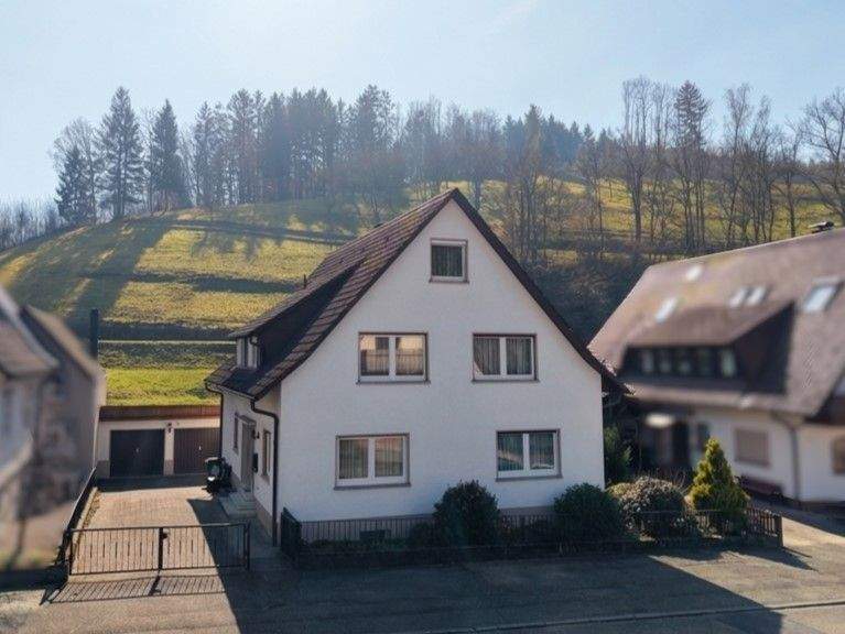 Immobilie in Ottenhöfen im Schwarzwald - ***Sanierungsbedürftiges Ein- bis Zweifamilienhaus in ruhiger Lage von Ottenhöfen*** - Bild 1