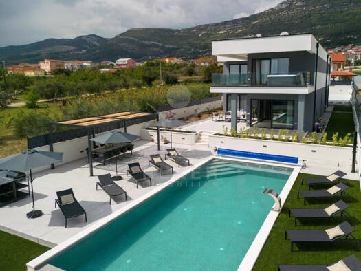 Villa zum Kauf 6 Zimmer 330 m² 1.013 m² Grundstück Kaštel Novi 21217