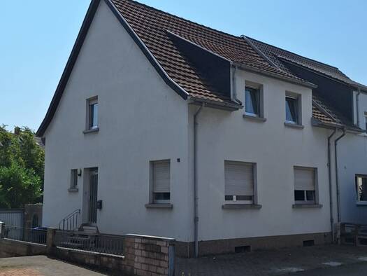 Doppelhaushälfte zum Kauf 210.000 € 5 Zimmer 115 m² 326 m² Grundstück Dillingen 66763