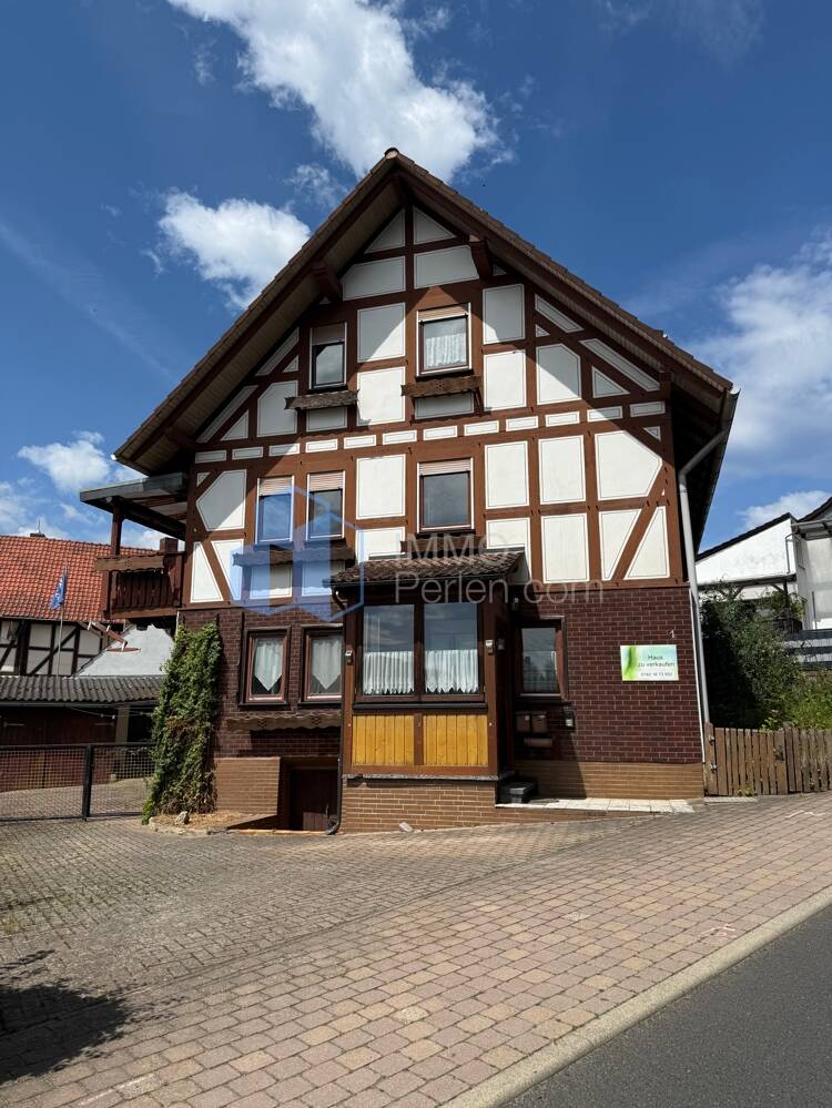 Immobilie in Bad Zwesten - Tradition trifft Raumvielfalt - Großes Wohnhaus mit Einliegerwohnung und Gartenidylle - Bild 1