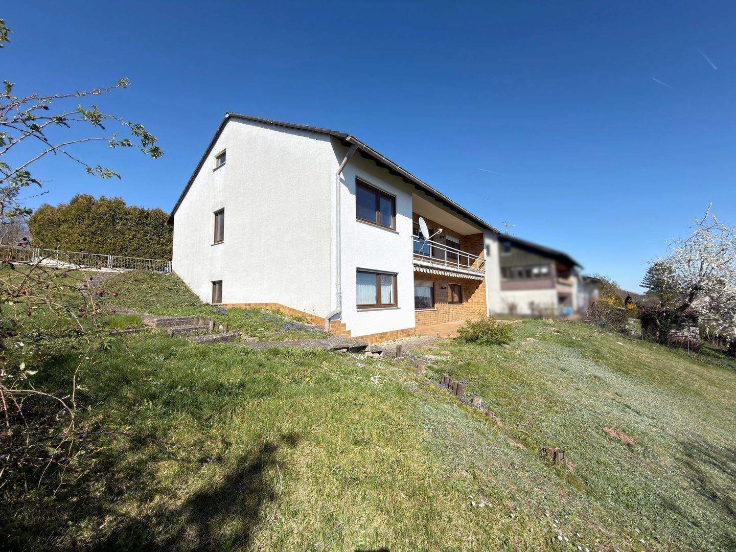 Immobilie in Ammerndorf - Traumhafte Hanglage mit Weitblick – Zweifamilienhaus mit großem Grundstück und viel Potenzial! Doppelgarage ~ zwei separate Wohneinheiten - Bild 1