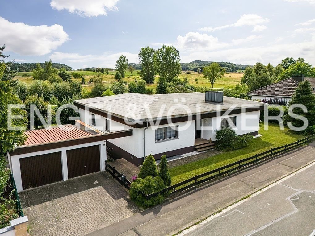 Bungalow zum Kauf 595.000 € 4 Zimmer 157 m²<br/>Wohnfläche 872 m²<br/>Grundstück ab sofort<br/>Verfügbarkeit Hausen Hausen 91353