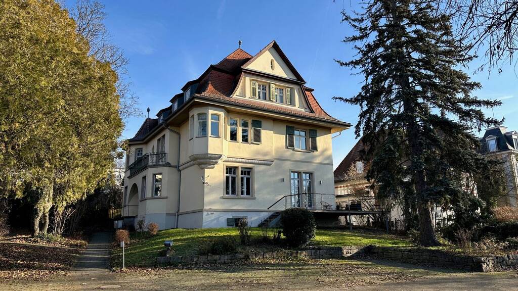 Büro, Kanzlei, Praxis - repräsentatives Bürohaus, 18 Parkplätze, kernsaniert