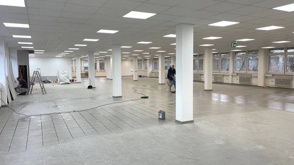 Lagerhalle zur Miete 8 € 605 m² Lagerfläche teilbar ab 300 m² Eching 85386