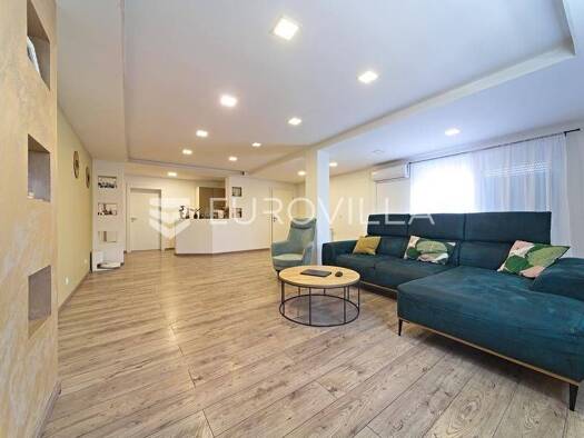 Haus zum Kauf 269.000 € 8 Zimmer 488 m² Cepin Čepin