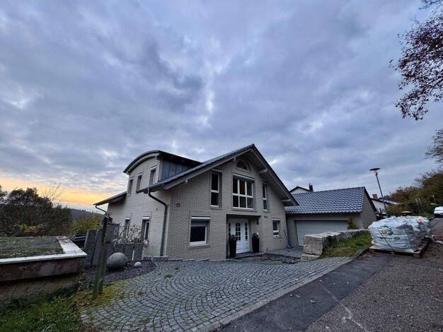 Einfamilienhaus zur Miete 2.800 € 6 Zimmer 315 m² 596 m² Grundstück frei ab 01.03.2026 Am Weidenrot 25 Neckarzimmern 74865