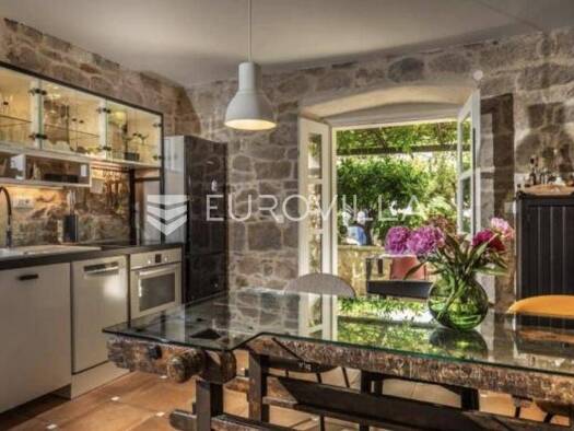 Einfamilienhaus zur Miete 2.500 € 2 Zimmer 142 m² Varoš Split 21000