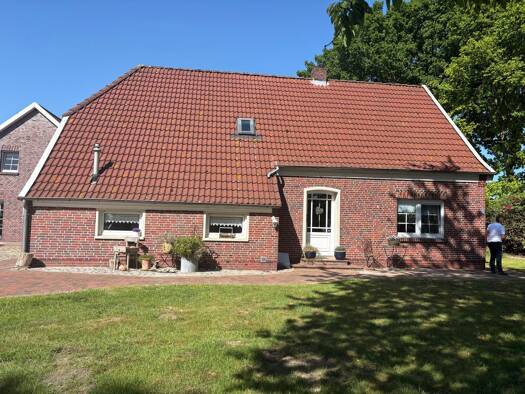 Haus zum Kauf 295.000 € 10 Zimmer 250 m² 1.050 m² Grundstück frei ab sofort Spekendorfer Str. 3 Pfalzdorf Aurich 26607