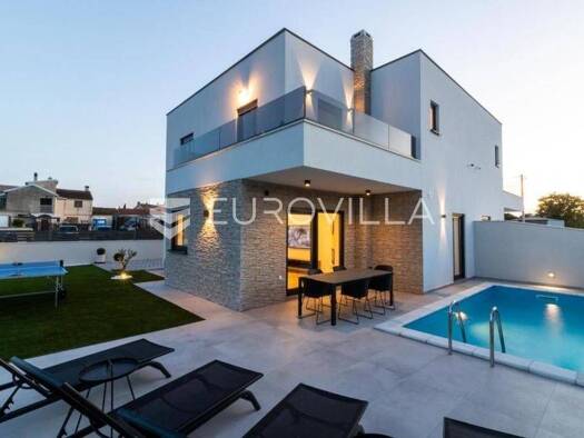 Haus zur Miete 2.300 € 3 Zimmer 150 m² Sisan Liznjan