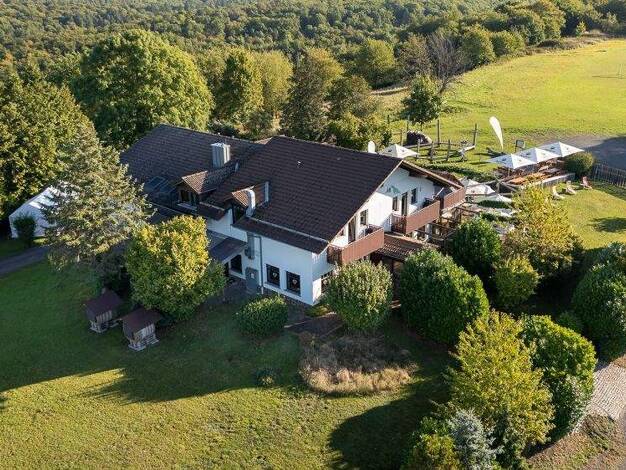 Haus zum Kauf 1.280.000 € 13 Zimmer 765 m² 3.993 m² Grundstück Stornfels Nidda 63667