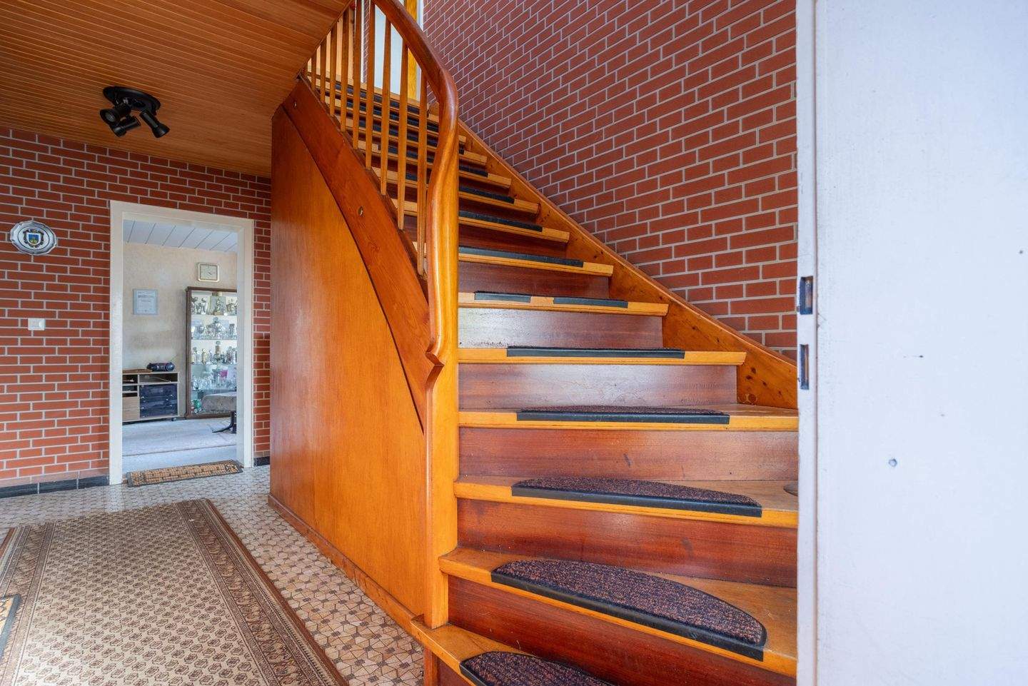 Immobilie in Adenbüttel - Freistehendes Einfamilienhaus mit Doppelgarage - viel Raum für eigene Ideen - Bild 3