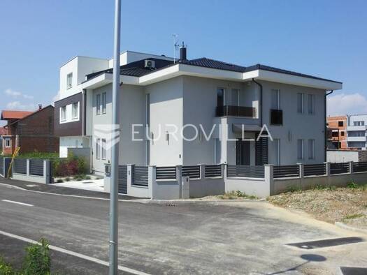 Haus zur Miete 3.300 € 4 Zimmer 323 m² Blato Blato 10000