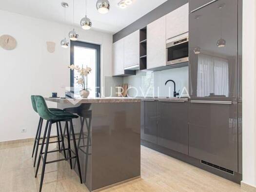 Wohnung zur Miete 900 € 1 Zimmer 58 m² Znjan Stobreč