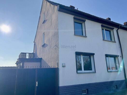 Doppelhaushälfte zum Kauf 89.000 € 5 Zimmer 99 m² 560 m² Grundstück Feldstraße 10 Heldrungen An der Schmücke 06577