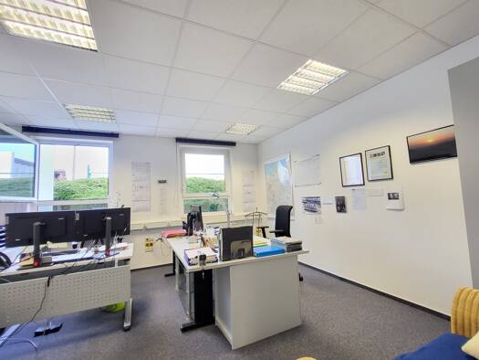 Bürofläche zur Miete 1.179 € 5 Zimmer 121 m² Bürofläche Neutraubling 93073