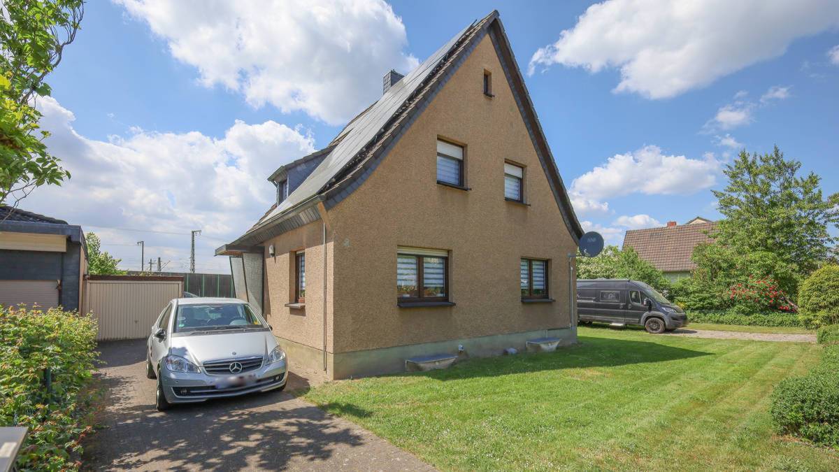 Freistehendes Einfamilienhaus auf 2.048 m² großem Grundstück