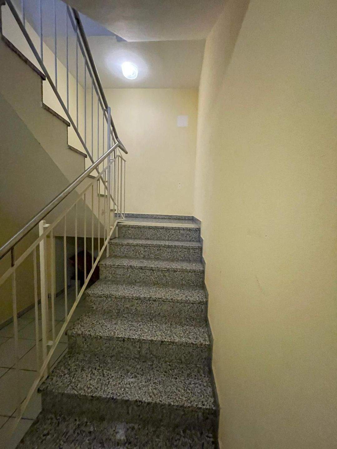 Immobilie in Mallersdorf-Pfaffenberg - Charmante 2-Zimmer-Dachgeschosswohnung mit Stellplatz und Kellerabteil - Bild 1