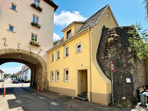 Einfamilienhaus zum Kauf 225.000 € 8 Zimmer 108 m² 275 m² Grundstück Lauffen am Neckar 74348