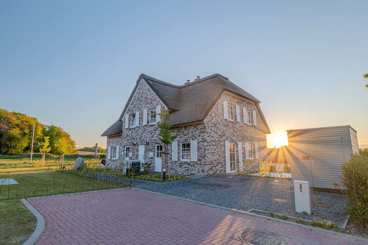 Immobilie in Lohme - Exklusive Gartenwohnung in Reetdachvilla auf Rügen - Neubau mit Sauna - Bild 0