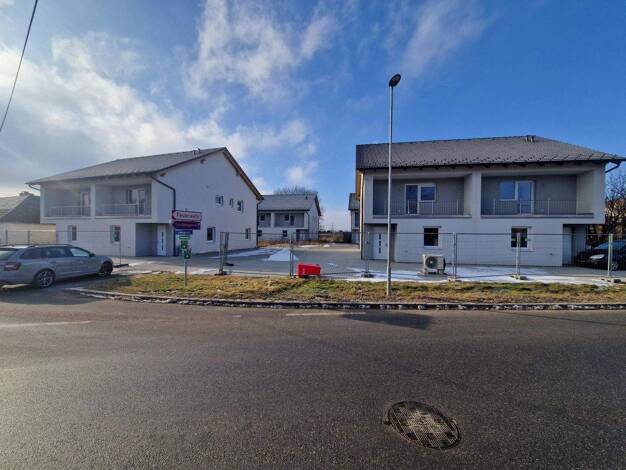 Einfamilienhaus zum Kauf 1.800.000 € 5 Zimmer 121,6 m² 2.504 m² Grundstück Niederhollabrunn 2002