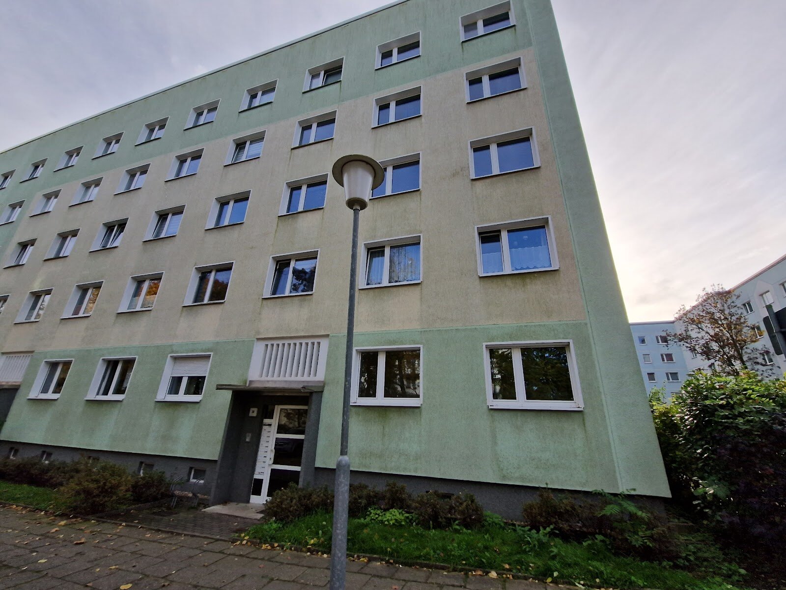 Wohnung zur Miete 339 € 3 Zimmer 56,8 m²<br/>Wohnfläche 4.<br/>Geschoss 01.12.2024<br/>Verfügbarkeit Arnold-Zweig-Str. 39 Schilfbreite Magdeburg 39120