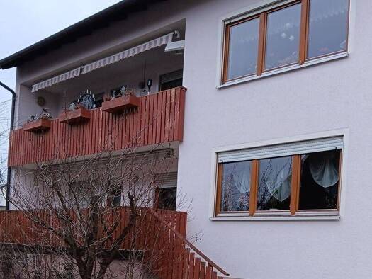 Wohnung zur Miete 920 € 4 Zimmer 100 m² Geschoss 1/2 frei ab 01.04.2026 Hallerstraße 2 Hausen 91353