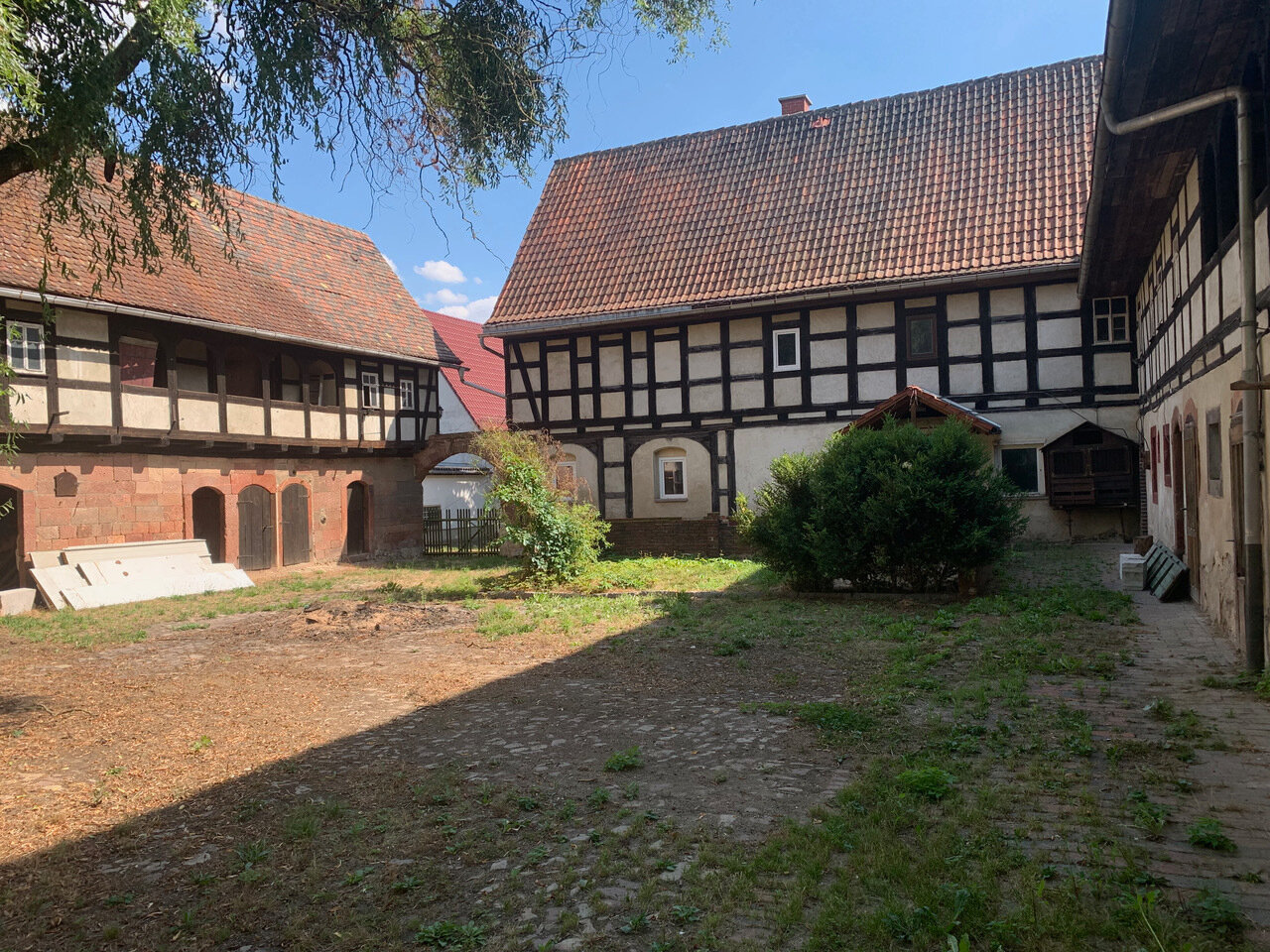 Einfamilienhaus zum Kauf 295.000 € 20 Zimmer 1.060 m²<br/>Wohnfläche 2.850 m²<br/>Grundstück Roda Frohburg 04654