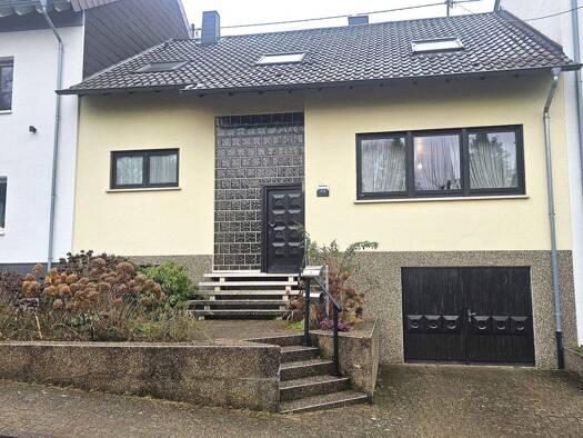 Reihenmittelhaus zum Kauf 262.000 € 7 Zimmer 160 m² 1.085 m² Grundstück frei ab sofort Hülzweiler Schwalbach 66773