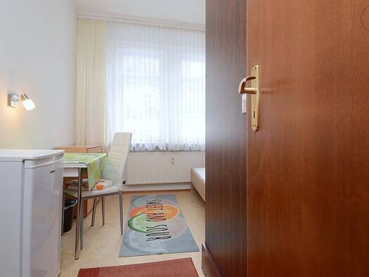 WG-Zimmer zur Miete Wohnen auf Zeit 350 € 15 m² 1. Geschoss frei ab 10.12.2025 Schlangenbad 65388