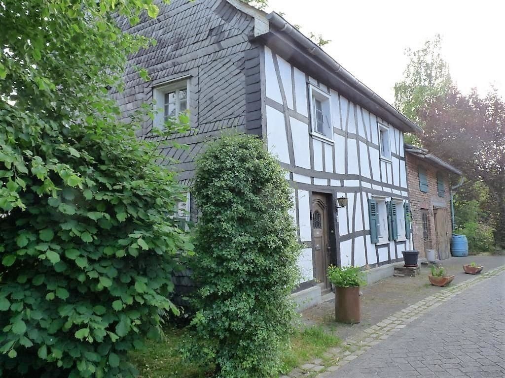 Einfamilienhaus zum Kauf 145.000 € 5 Zimmer 120 m²<br/>Wohnfläche 323 m²<br/>Grundstück ab sofort<br/>Verfügbarkeit Ruppichteroth Ruppichteroth 53809