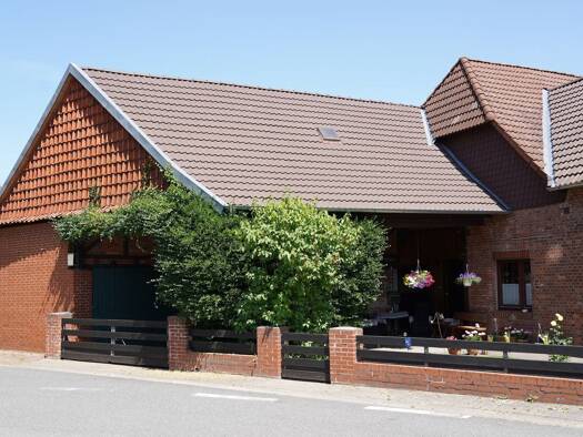 Haus zum Kauf 295.000 € 7 Zimmer 162 m² 677 m² Grundstück Lehrte 31275