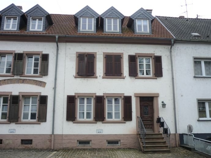 Reihenmittelhaus zum Kauf als Kapitalanlage geeignet 224.000 € 9 Zimmer 174 m²<br/>Wohnfläche 193 m²<br/>Grundstück Hubertusstraße Nalbach Nalbach 66809