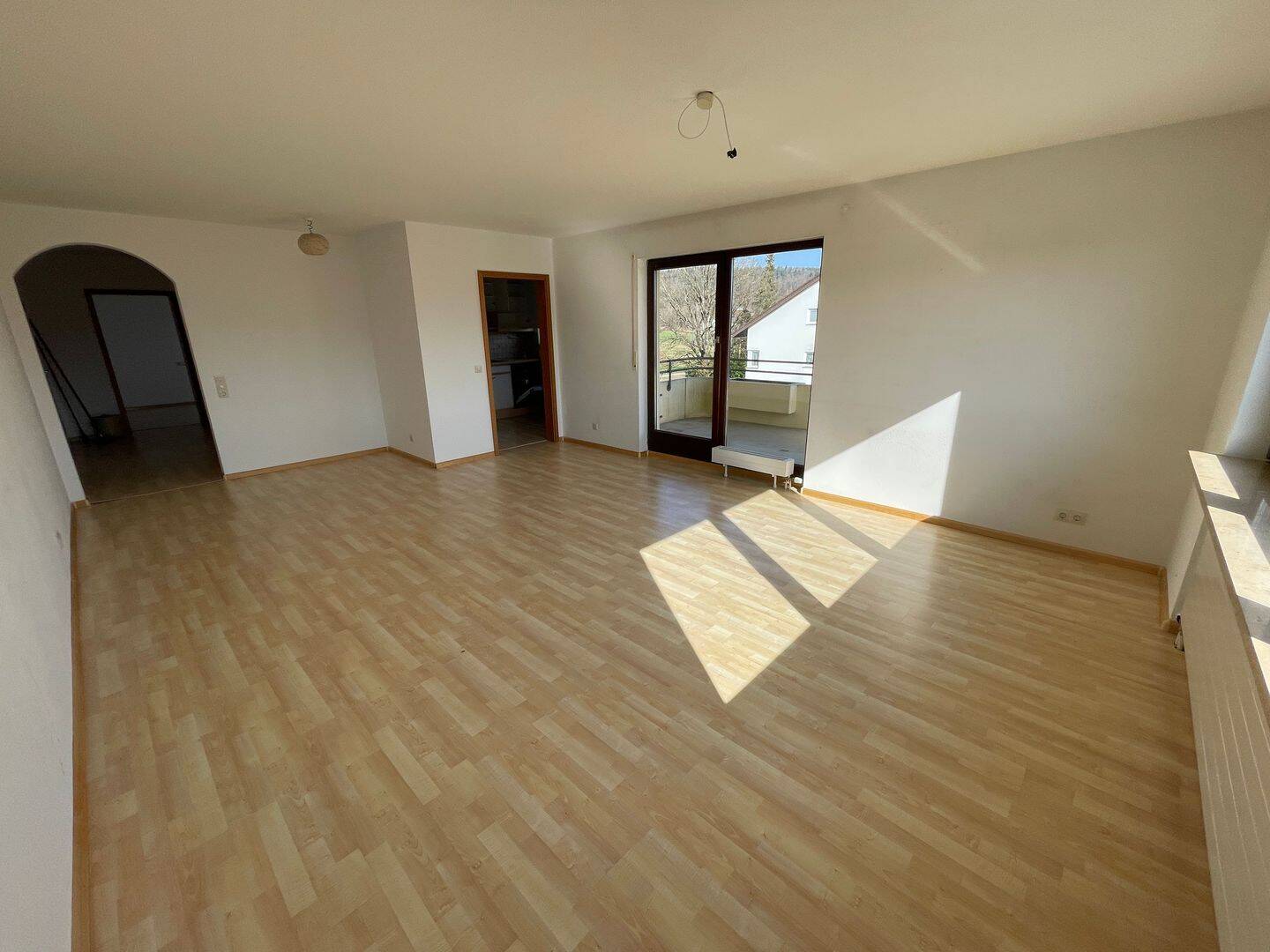 Immobilie in Steinen - Für Selbstrenovierer! 3-Zimmer-Wohnung mit großem Balkon, TG-Stellplatz in toller Lage in Steinen - Bild 1