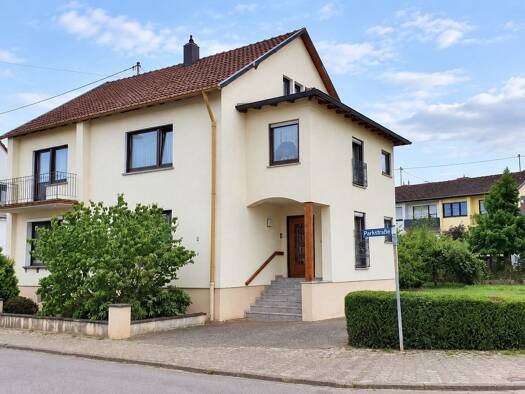 Mehrfamilienhaus zum Kauf 329.000 € 7 Zimmer 189 m² 1.010 m² Grundstück frei ab sofort Parkstraße 2 Hilbringen Merzig 66663