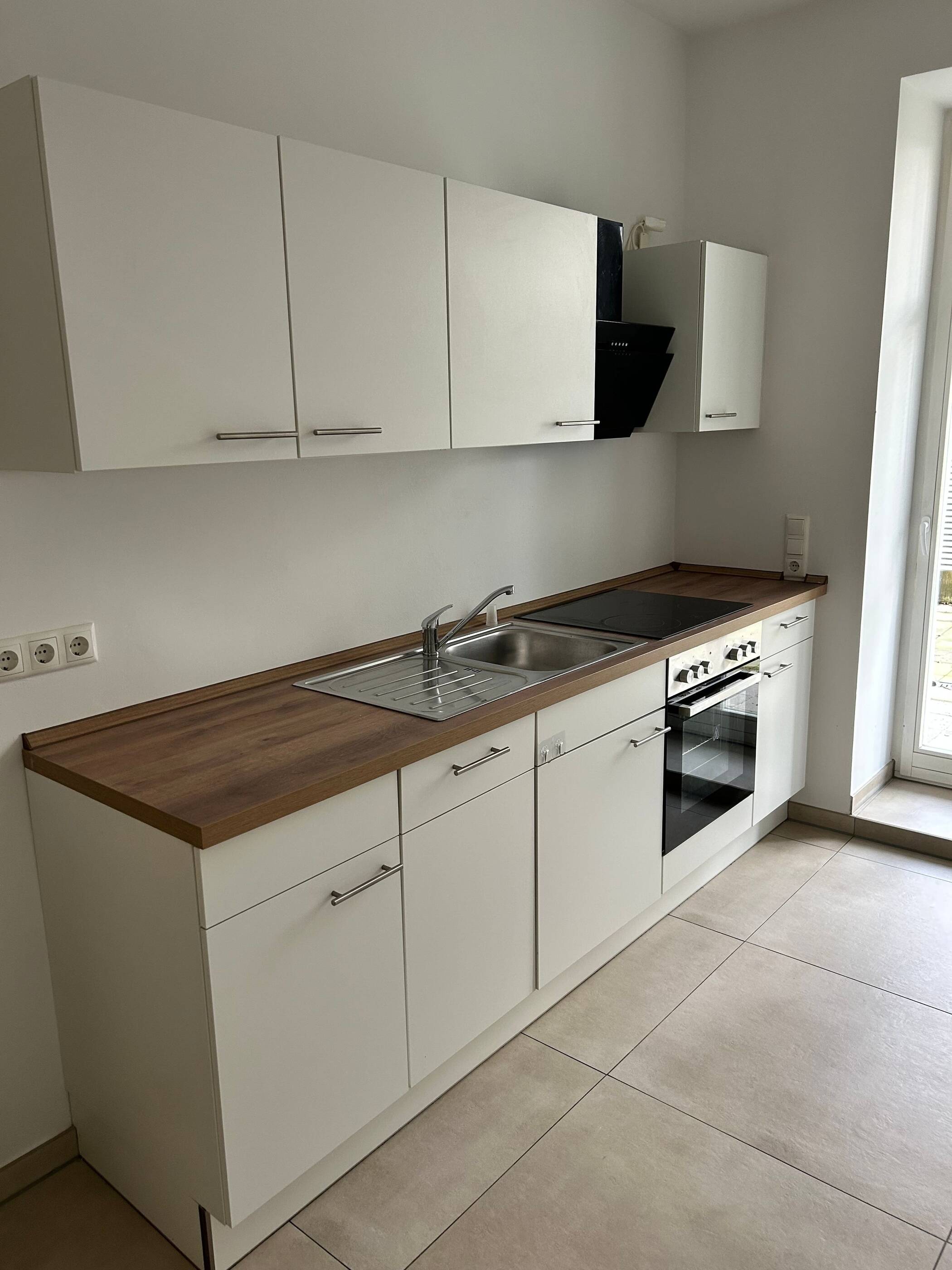 GEMÜTLICHE WOHNUNG MIT PARKETT, TERRASSE, FUßBODENHEIZUNG, EBK SOWIE MODERNEM DUSCHBAD – Sonnenstraße 75, 9130 Chemnitz – Vorschaubild 3