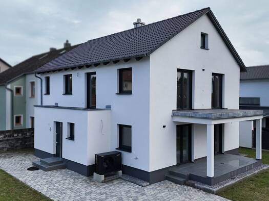 Einfamilienhaus zum Kauf - Erstbezug 670.000 € 5 Zimmer 188,6 m² 503 m² Grundstück Maxhütte Maxhütte-Haidhof 93142