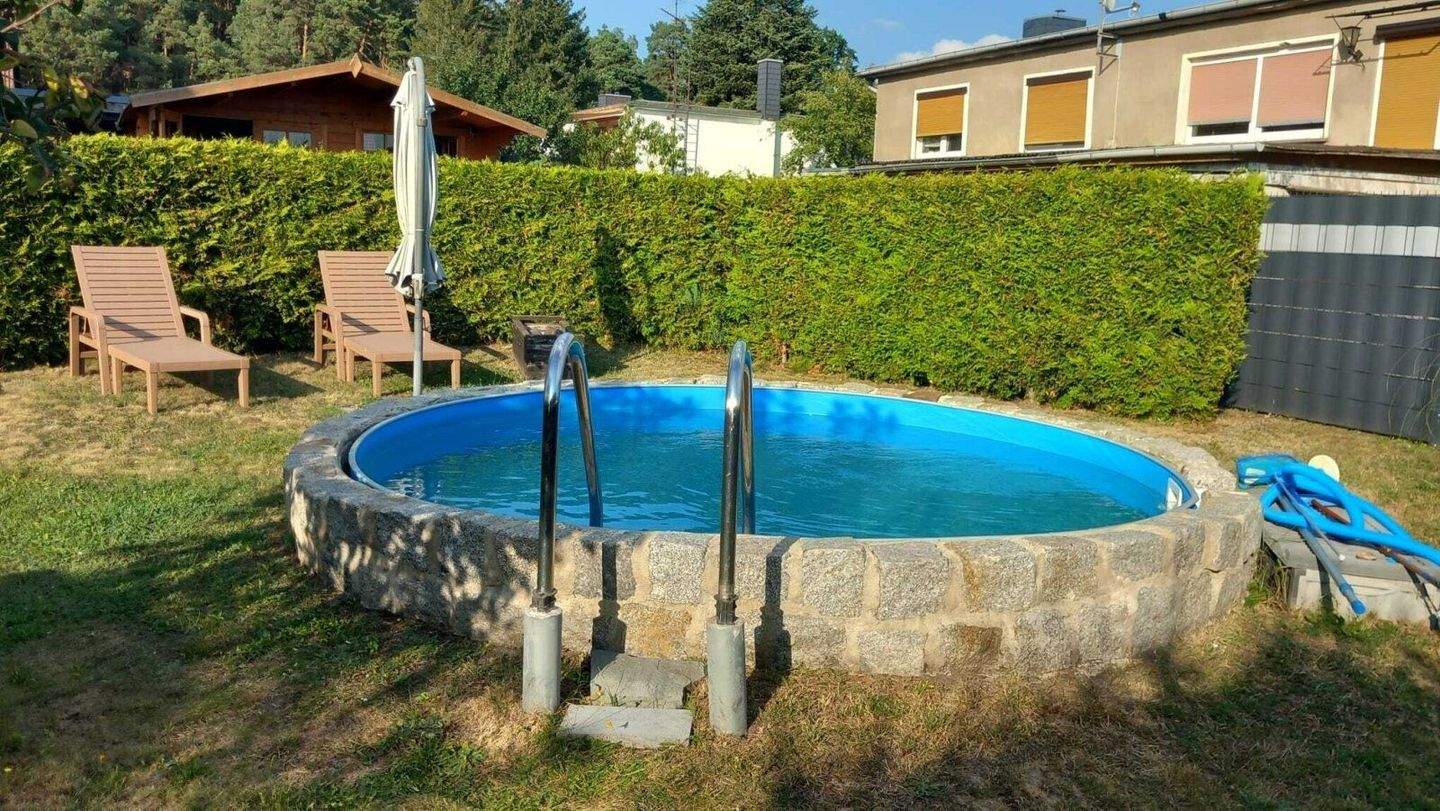 Immobilie in Burgstall - Einfamilienhaus mit ausgebautem Keller, Kamin und Pool in ruhiger Lage. - Bild 3