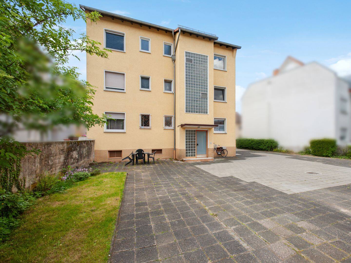 Mehrfamilienhaus mit 5 Garagen & 3 Wohneinheiten - Ihr Investment in Hanau-Steinheim!