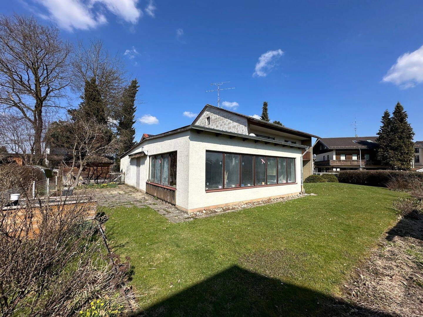 Immobilie in Eiselfing - Hier zählt die Lage - Großes Ein- bzw. Zweifamilienhaus mit Potenzial - Bild 4