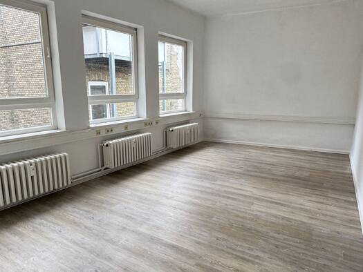 Wohnung zur Miete 1.125 € 5,5 Zimmer 131 m² 1. Geschoss frei ab sofort Viktoriastraße 3 Jürgensby Jürgensby 24937