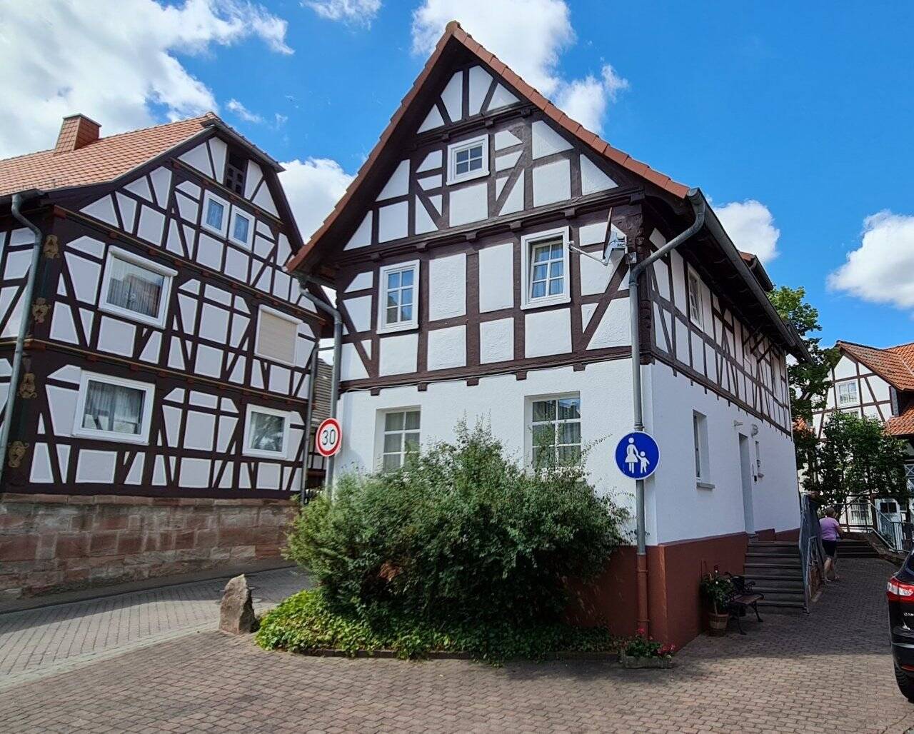 Einfamilienhaus zum Kauf provisionsfrei 440.000 € 8 Zimmer 306 m²<br/>Wohnfläche 450 m²<br/>Grundstück Felsenstr. 22a+b Widdershausen Heringen 36266