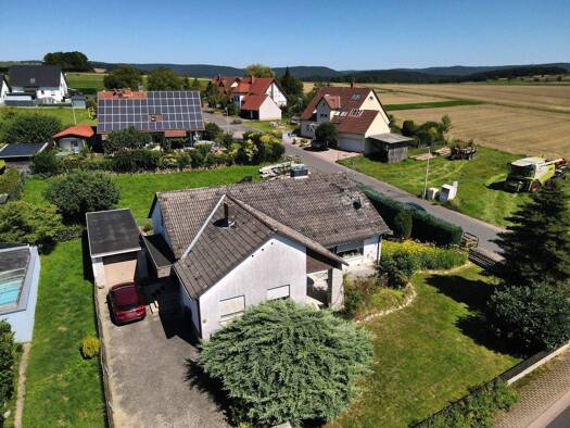 Bungalow zum Kauf provisionsfrei 330.000 € 5 Zimmer 144,7 m² 765 m² Grundstück frei ab sofort Dorfstraße 45 Omersbach Geiselbach 63826
