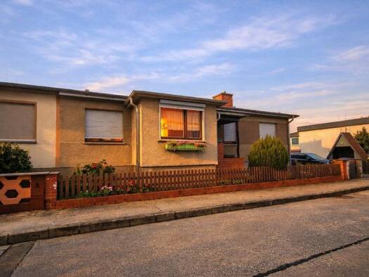 Doppelhaushälfte zum Kauf 199.000 € 6 Zimmer 158 m² 601 m² Grundstück frei ab sofort Burg 39288