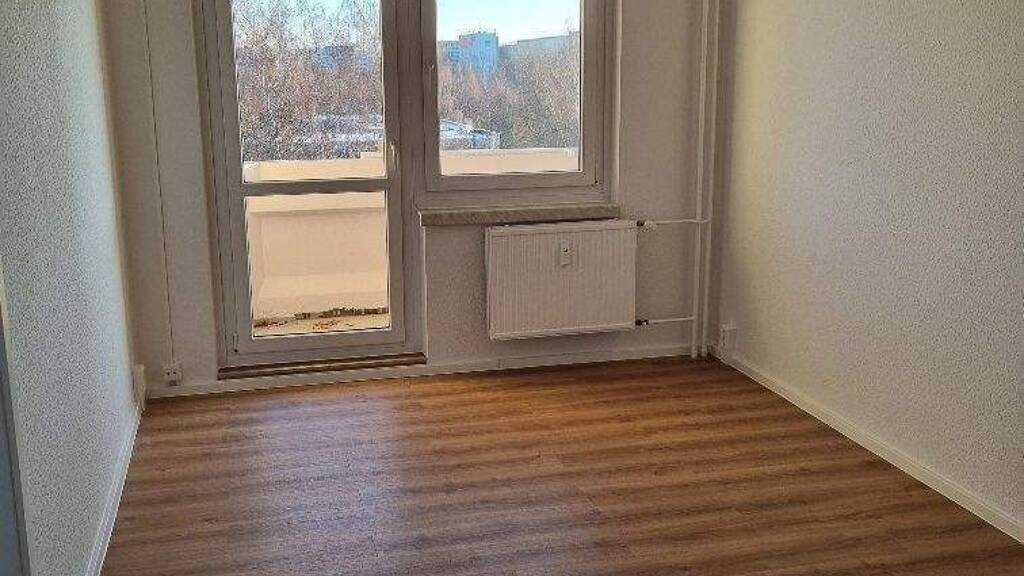 Wohnung zur Miete 300 € 3 Zimmer 55,1 m² frei ab sofort Wolgograder Allee 8 Hutholz Chemnitz 09123