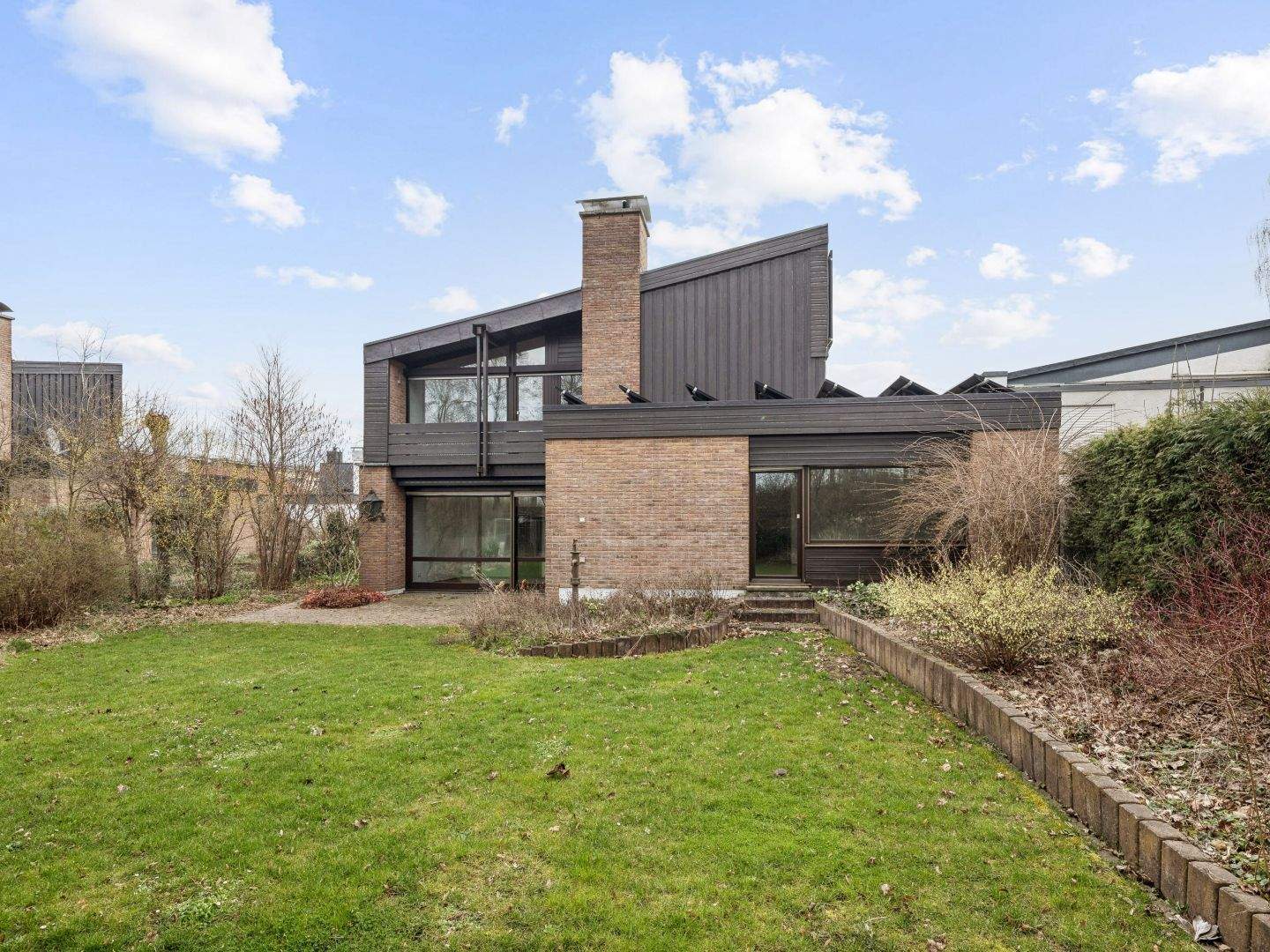 Immobilie in Königsbrunn - Einfamilienhaus in Königsbrunn mit bester Infrastruktur und schönem Garten - Bild 2