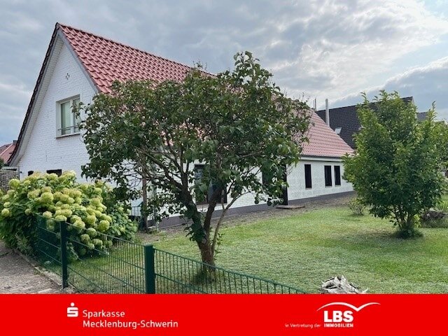 Einfamilienhaus zum Kauf 295.000 € 7 Zimmer 175 m²<br/>Wohnfläche 1.596 m²<br/>Grundstück 01.11.2024<br/>Verfügbarkeit Pampow Pampow 19075