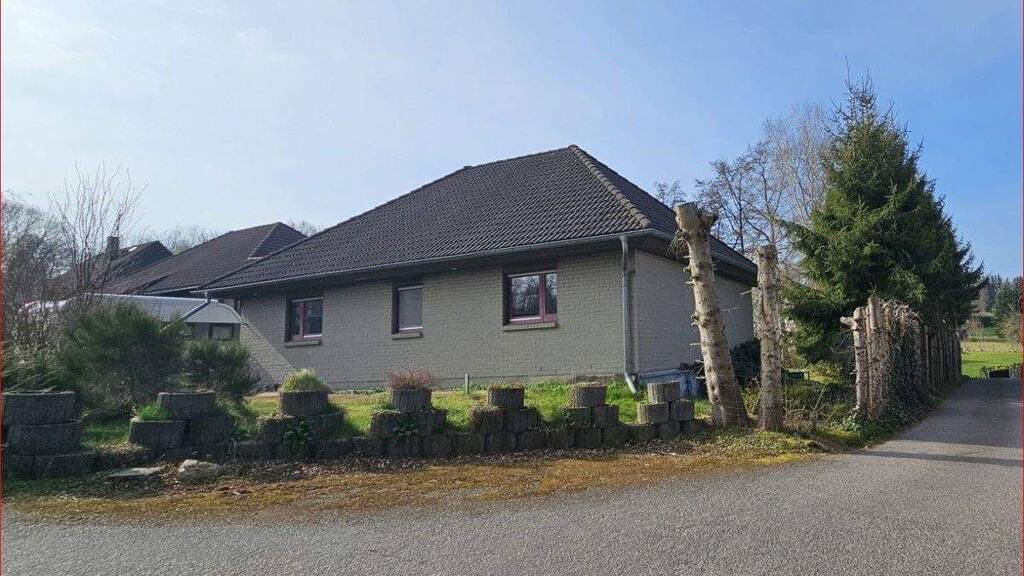 Einfamilienhaus zum Kauf 200.000 € 7 Zimmer 108 m² 1.737 m² Grundstück Am Wasserlauf 3 Oberreichenbach Brand-Erbisdorf / Oberreichenbach 09618